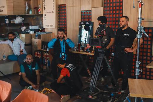فريق إيبرو أثناء التحضير لتصوير إعلان