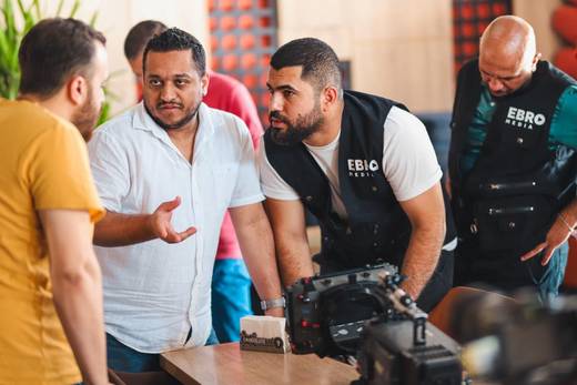 الإخراج ومتابعة الكاميرا