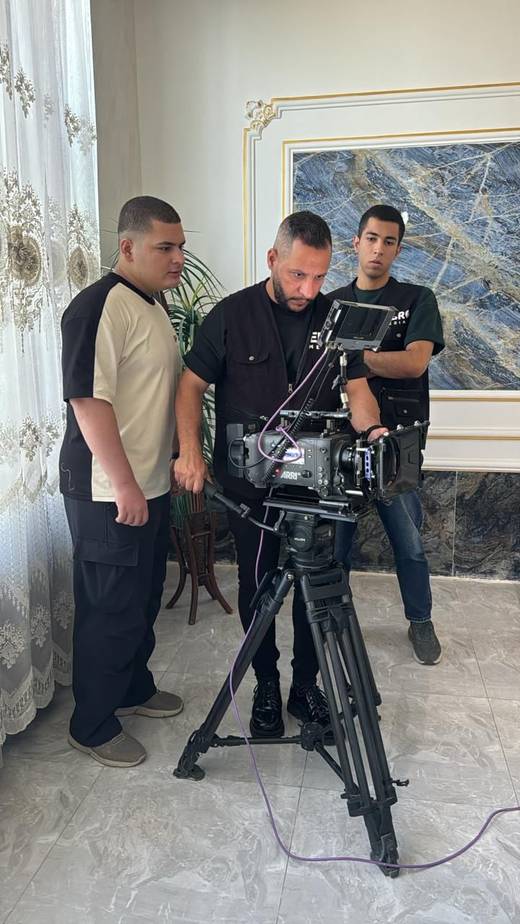 كاميرا سينمائية على حامل أثناء تصوير داخلي