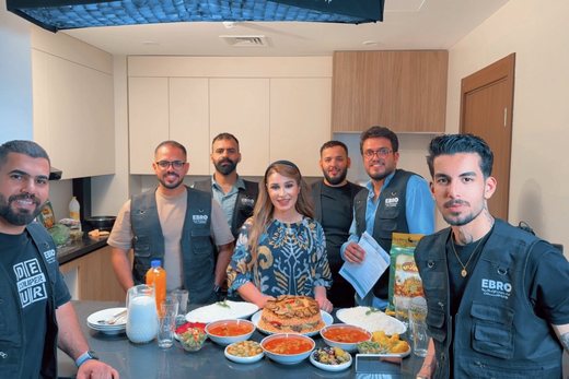 فريق إيبرو مع الفنانة آلاء حسين في موقع التصوير