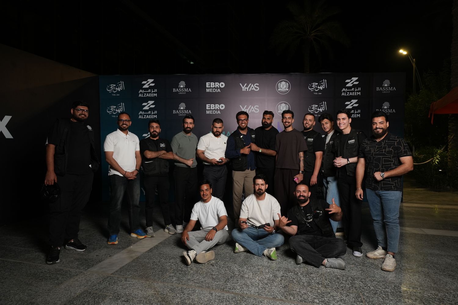 فريق إيبرو أمام خلفية الرعاة في حدث PROJECT X